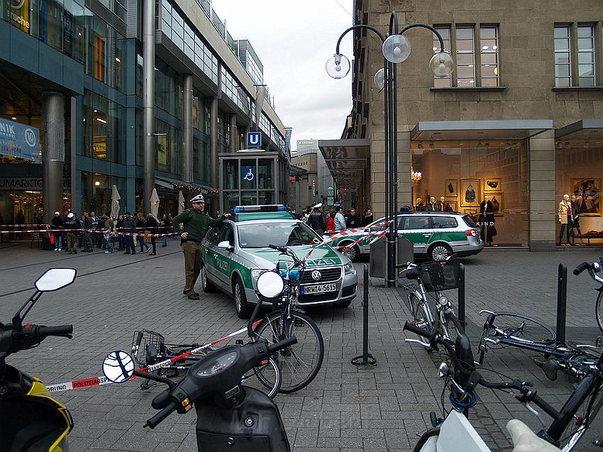 Herrenlose Einkaufstuete gesprengt Koeln Schildergasse P294.JPG